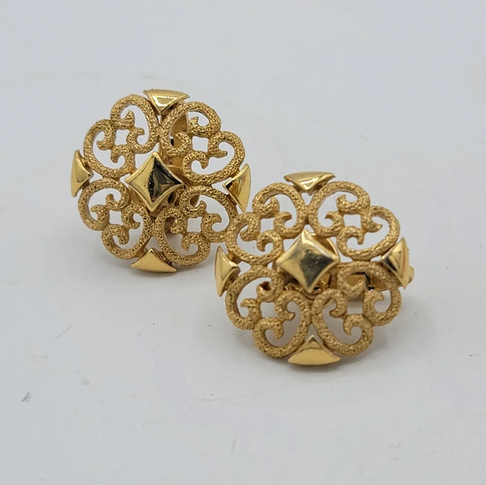 Avon Precious Pretenders Clip On Earrings Textured Filigree Scrollwork 70s Vtg - Picture 10 of 10